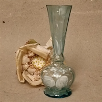 turkis antik glasvase trompetformet fra kuglebund hvid dekoration genbrug 